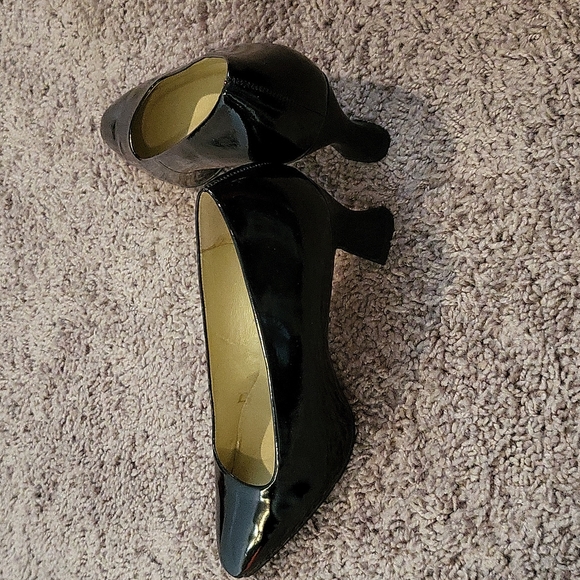 Nine West patent leather pump. - Picture 3 of 4